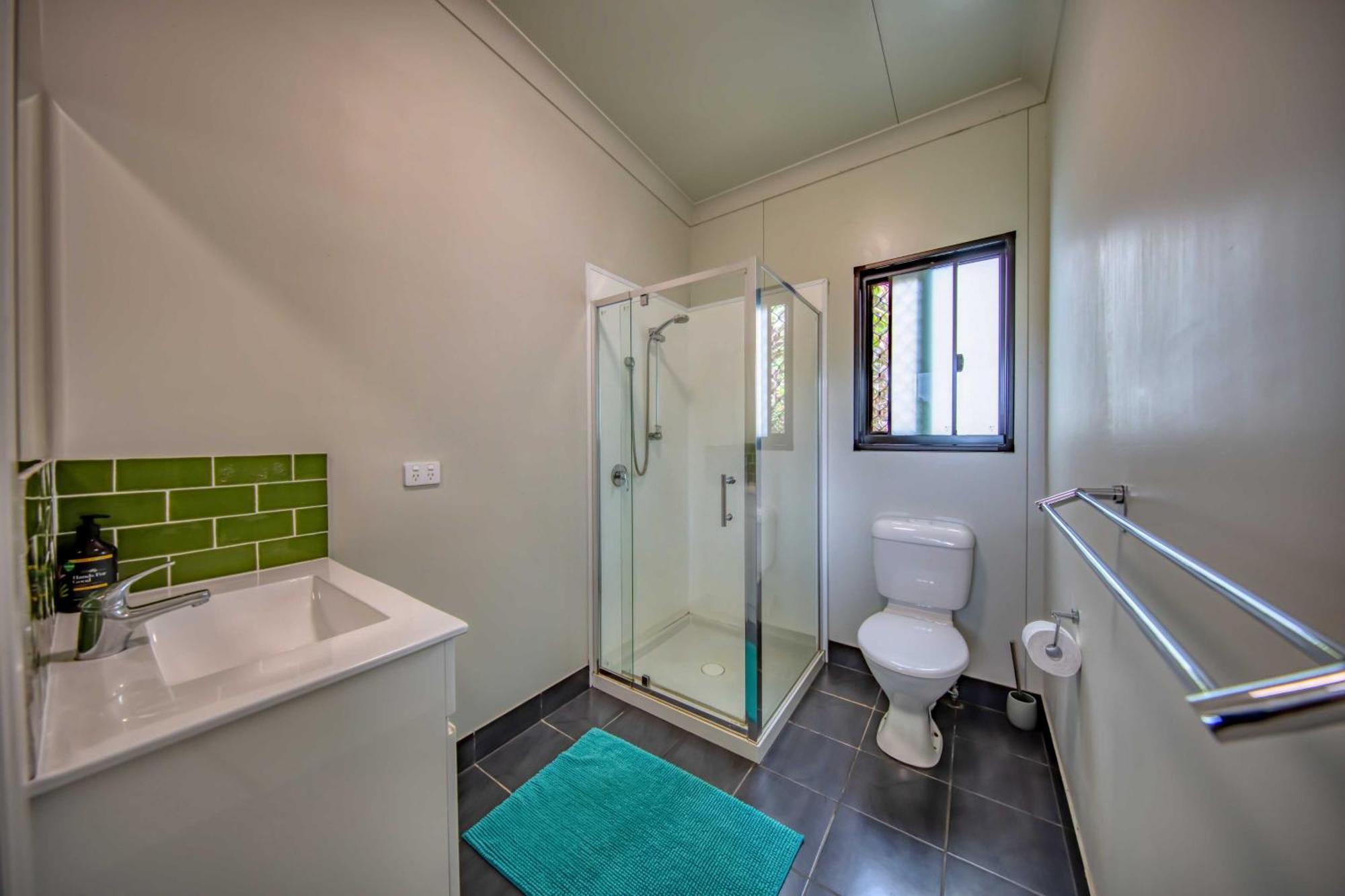 Mena Creek Flower House Room photo